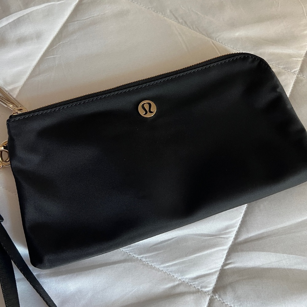NWOT Lululemon Curved Wristlet in Black with Gold Hardware - Picture 4 of 11